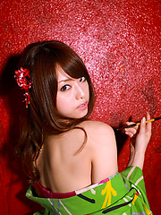 Seductive gravure idol babe in a green kimono and gold bikini - Japarn porn pics at JapHole.com