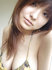 Hanai Miri in posing her big tits in bikini. - Japarn porn pics at JapHole.com