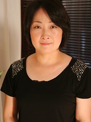 Japanese mature relasxin on the massage table - Japarn porn pics at JapHole.com