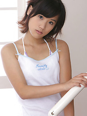 Yuzuki Hashimoto Asian in shorts is so sexy that gets roses - Japarn porn pics at JapHole.com