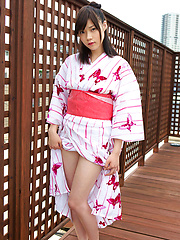 Airi Sakuragi Asian raises geisha outfit to show her sexy legs - Japarn porn pics at JapHole.com