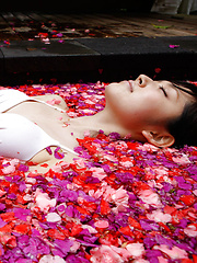 Airi Suzuki Asian in bath suit enjoys petals all over her body - Japarn porn pics at JapHole.com