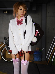 Sexy teen Rui Hazuki poses in short skirt out - Japarn porn pics at JapHole.com