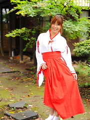Teen Yuuno Hoshi gets caught in the garden - Japarn porn pics at JapHole.com