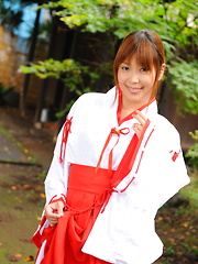 Teen Yuuno Hoshi gets caught in the garden - Japarn porn pics at JapHole.com