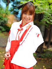 Teen Yuuno Hoshi gets caught in the garden - Japarn porn pics at JapHole.com