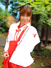 Teen Yuuno Hoshi gets caught in the garden - Japarn porn pics at JapHole.com