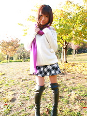 Hot babe Mahiru Tsubaki showing off with joy - Japarn porn pics at JapHole.com