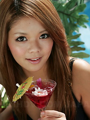 Sexy gal Japanese Kanon shows off outdoors - Japarn porn pics at JapHole.com