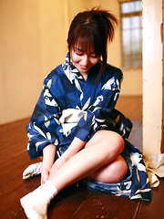 Momoko Tani Asian exposes sexy legs under geisha dress and smiles - Japarn porn pics at JapHole.com